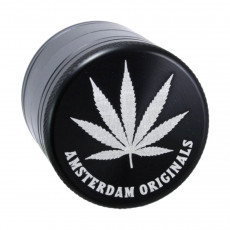 Hliníková drtička s kvalitními zuby ve tvaru diamantu, uzpůsobené pro jemné drcení bylinek. Drtička má čtyři části a průměr 50 mm. Drtička je lehká s magnetickým uzávěrem.  Čtyřdílná drtička s pevným magnetickým uzavíráním a úschovnou Kvalitní zuby pro lepší drcení Průměr: cca 50 mm