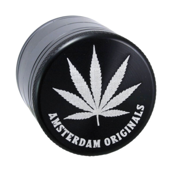 Hliníková drtička s kvalitními zuby ve tvaru diamantu, uzpůsobené pro jemné drcení bylinek. Drtička má čtyři části a průměr 50 mm. Drtička je lehká s magnetickým uzávěrem.   Čtyřdílná drtička s pevným magnetickým uzavíráním a úschovnou Kvalitní zuby pro lepší drcení Průměr: cca 50 mm Hliníková drtička s kvalitními zuby ve tvaru diamantu, uzpůsobené pro jemné drcení bylinek. Drtička má čtyři části a průměr 50 mm. Drtička je lehká s magnetickým uzávěrem.  Čtyřdílná drtička s pevným magnetickým uzavíráním a úschovnou Kvalitní zuby pro lepší drcení Průměr: cca 50 mm